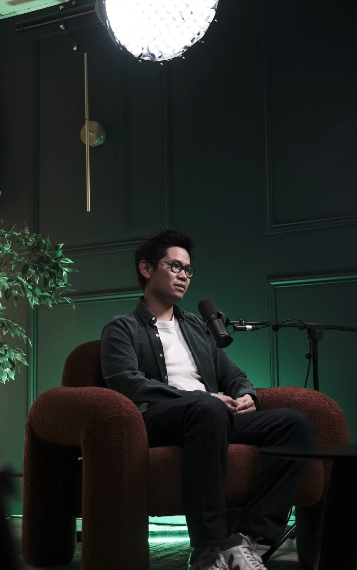Objectif Mental podcast guest in a green-toned studio